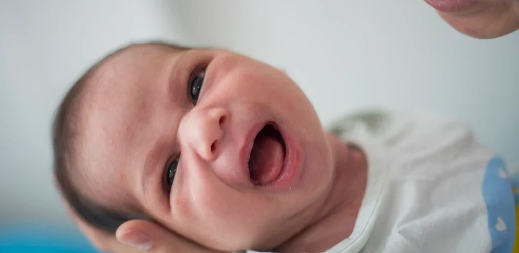 گرفتن آروغ نوزاد بعد تغذیه