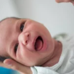 گرفتن آروغ نوزاد بعد تغذیه